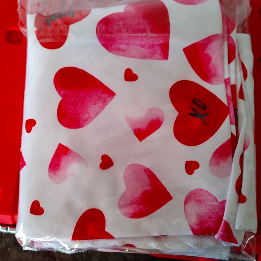 Dinning room tablecloth Red and White for a 7 piece dining set.